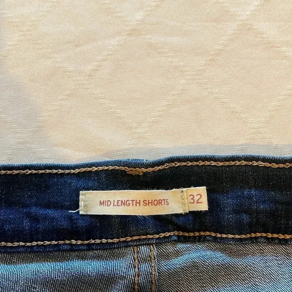 Levi’s women’s mid length Shorts‎ jean shorts size 32 excellent used condition - Picture 2 of 5